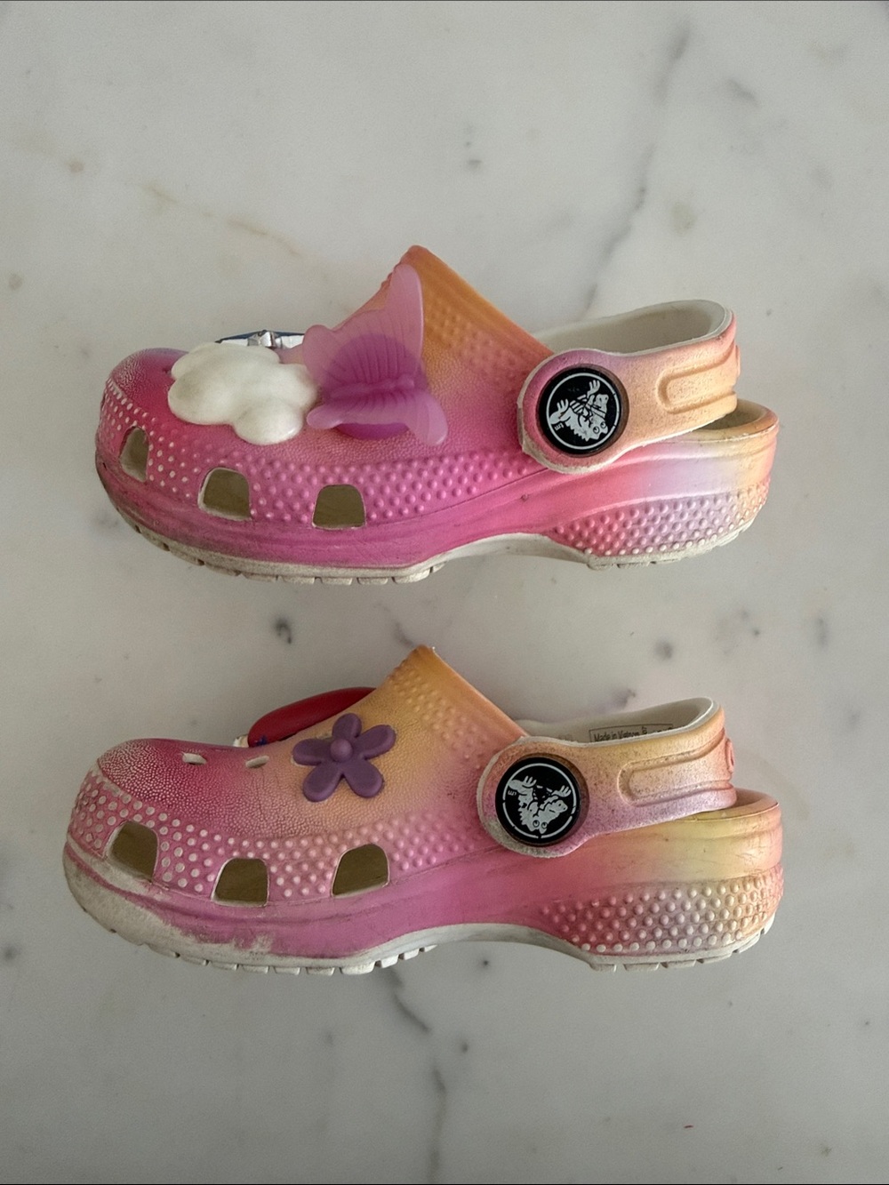 Kids Pink Ombre Crocs with Rainbow & Cloud Charms Size 6 - Picture 3 of 7